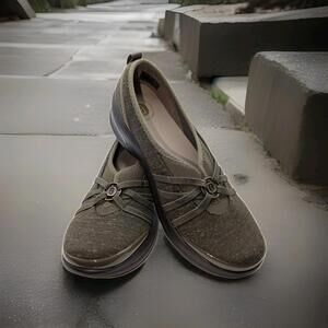 Bzees Rosie Dark Green Slip-on Shoes size 9 M Comfort Cushioned Loafers Stretch